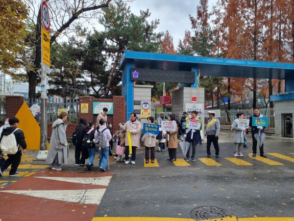 27일 오전, 창우초등학교 통학로에서 이현재 하남시장이 학생들이 안전하게 건널 수 있도록 보행을 안내하고 있다.