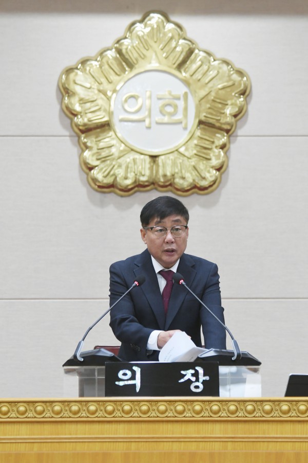 윤창철 의장이 제383회 정례회 제1차 본회의를 주재하고 있다.