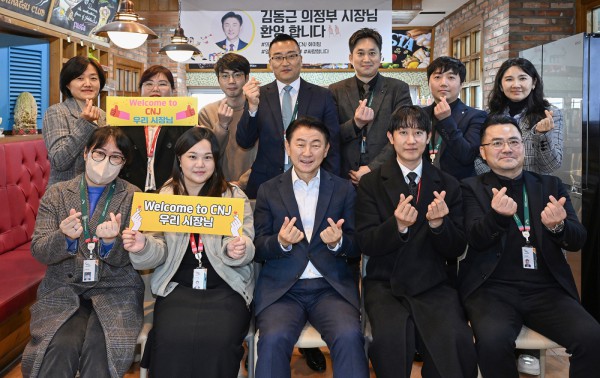 김동근 시장이 12월 1일 ㈜CNJ헬스케어를 방문해 간담회를 진행한 뒤 함께 기념사진을 찍고 있다.