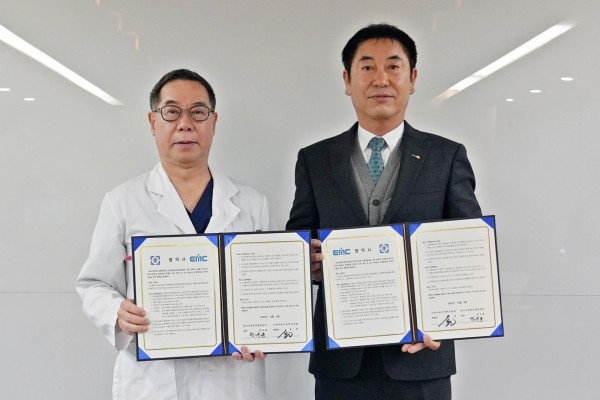 송현 의정부을지대병원장(왼쪽)과 한규용 영석고총동문회장이 지난 2일 의정부을지대병원에서 열린 업무협약식에서 기념촬영을 하고 있다. 