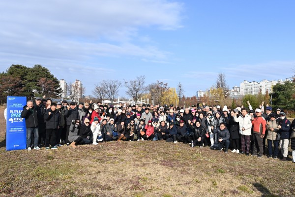 2일 상동 영상문화단지에서 열린 ‘틈만나면, 현장속으로’ 참석자들이 기념사진을 촬영하고 있다.