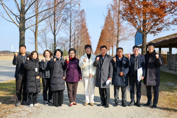 안산시의회 문화복지위원회가 지난 2일 대부바다향기테마파크를 방문해 현장활동을 벌이고 있는 모습.