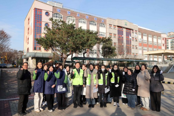 이상일 용인특례시장은 3일 대현초를 방문해 학부모들과 함께 교통지도 봉사를 진행하고 통학로 안전을 점검한 후 기념촬영 했다