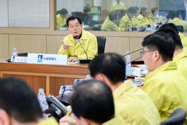 이재준 수원시장이 ‘2025~2026년 겨울철 도로 제설 대책 상황보고회’를 주재하고 있다. 