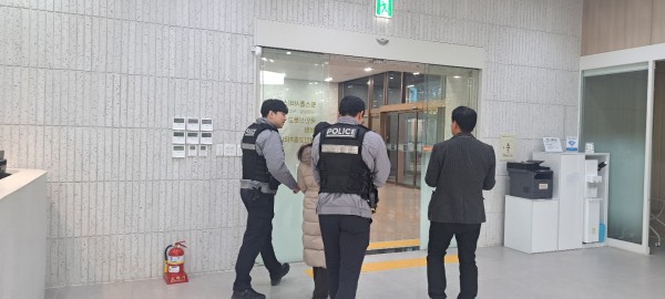 수원시가 ‘악성·반복 민원 대응 모의훈련’을 하고 있다.