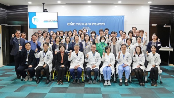의정부을지대학교병원 교직원들이 지난 3일 병원 제1세미나실에서 열린 2026년 의료서비스 혁신 전략 워크숍에서 기념촬영을 하고 있다.