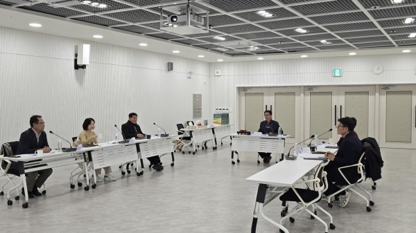 수원시가 ‘2025년 수원시 수목원 운영자문위원회 회의’를 열고 있다. 