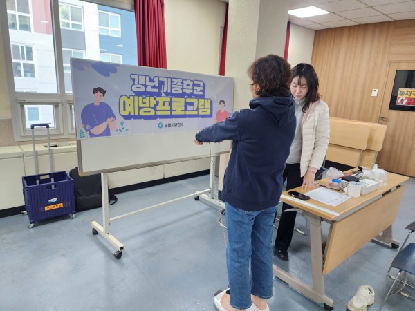 시민이 아.가.시 프로그램을 통해 건강상담에 참여 중이다. 