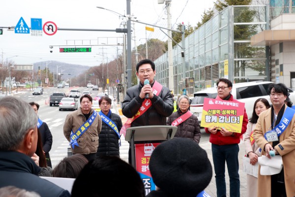 이상일 용인특례시장은 6일 오전 수지구 성복동 일대에서 수지연대 주관으로 열린 ‘경기남부광역철도 조기 착공 촉구 걷기대회’에 참석했다.