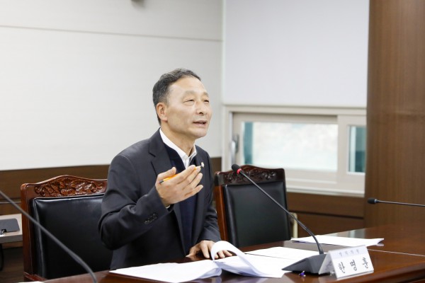 한명훈 의원이 지난달 25일 제300회 제2차 정례회 도시환경위원회에서 자신이 대표 발의한‘안산시 가로등 및 보안등 설치·관리 조례안’에 대해 설명하고 있다. 