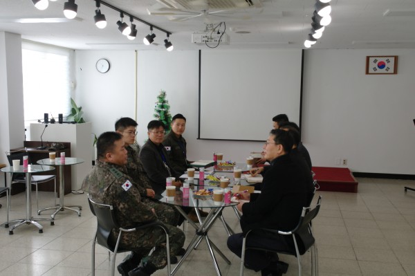 지난 4일 안전환경국장을 비롯한 관계 직원들이 관내 1항공여단을 방문해 여단장 등 부대 관계자와 헬기 소음 저감 조치에 대해 면담을 하고 있다.