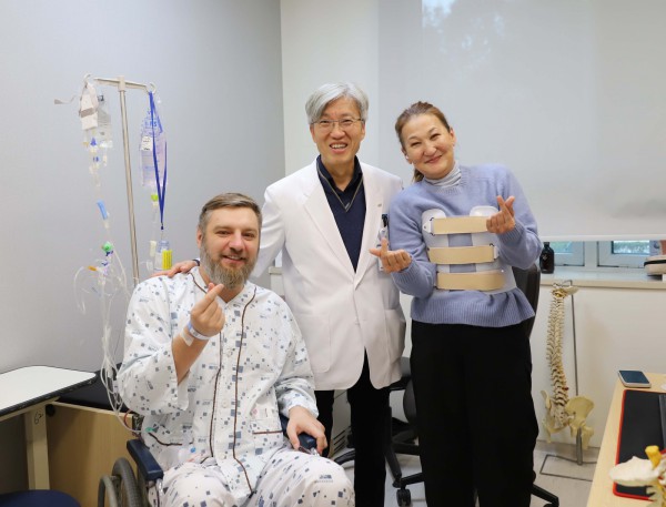 (좌측부터) 알렉세이, 임수빈 순천향대 부천병원 신경외과 교수, 아이나쉬