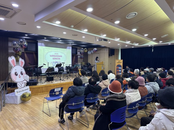 수원시가 노인 정신건강 사업 성과보고회를 열고 있다