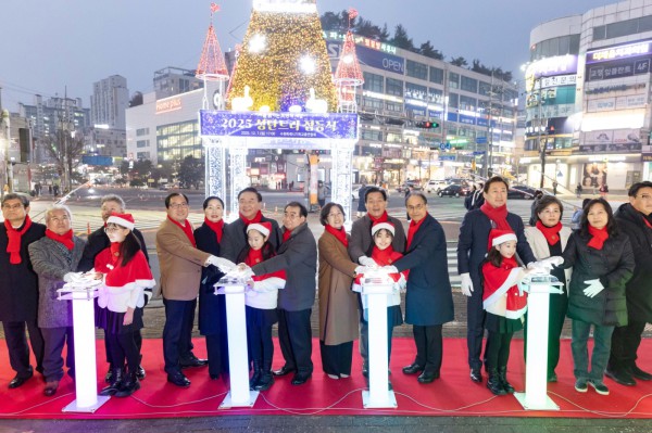 2025 성탄트리 점등식 참여자들이 함께  퍼포먼스를 하고 있다.