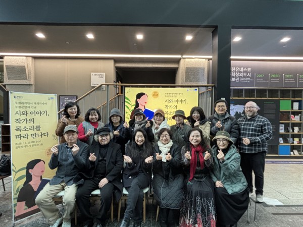 1. 수지 곽 김과 부천문인들이 단체 사진을 찍고 있다. 