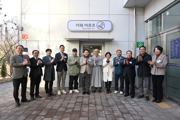 김동근 시장이 12월 8일 송산3동 공공복합청사 1층 주민 공유공간 개소식에서 관계자들과 기념사진을 찍고 있다.
