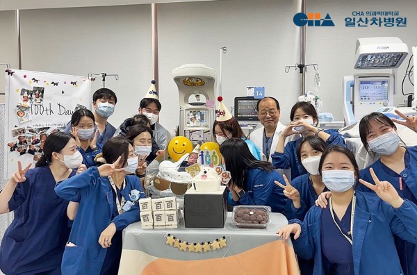 극소 저체중아 이안 군의 생후 100일 잔치에 참석한 일산차병원 의료진과 부모