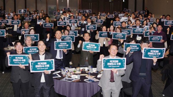 이재준 수원시장(가운데)과 수원화성 3대 축제 성과보고회 참석자들이 함께하고 있다.
