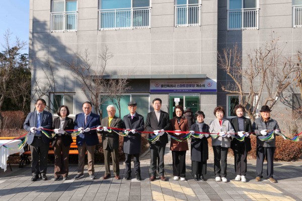  이상일 용인특례시장이 9일 ‘스마트 경로당 개소식’에서 테이프 커팅을 하고 있다.