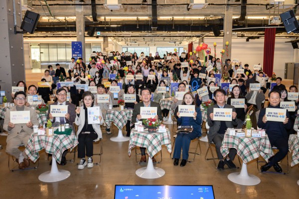 이재준 수원시장과 ‘2025 같이 가치, 협치 톡톡’ 참가자들과 함께하고 있다.