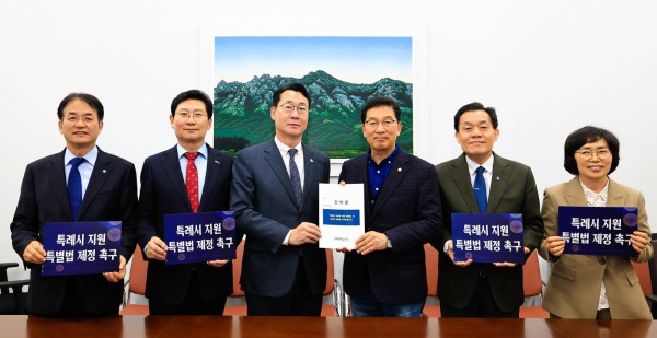 이상일 용인특례시장(왼쪽 두번째)은 이동환 고양특례시장(왼쪽 첫번째), 정명근 화성특례시장(왼쪽 세번째), 이재준 수원특례시장(오른쪽 두번째), 창원특례시 자치행정국장(오른쪽 첫번째)과 함께 10일 국회 행정안전위원회 신정훈 위원장(오른쪽 세번째) 등과의 간담회를 열어 특례시 법적 지위 부여를 촉구했다.