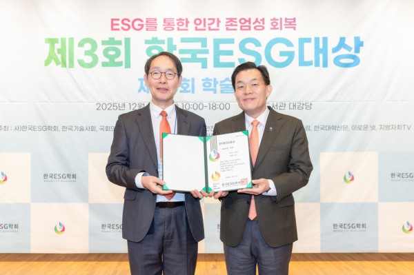 시상식 후 이재준 수원시장(오른쪽)이 기념사진을 촬영하고 있다.