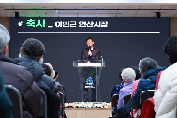이민근 안산시장이 10일 단원구 노인복지관 대강당 한울채에서 열린 개관 20주년 기념 ‘청춘제’ 행사에서 인사 발언을 하고 있다.