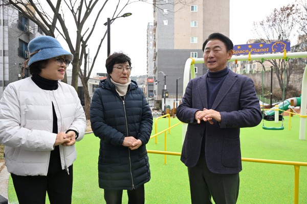 김동근 시장이 12월 10일 금오동 하금오어린이공원 리모델링 완료 현장을 점검하며 주민들과 소통하고 있다.