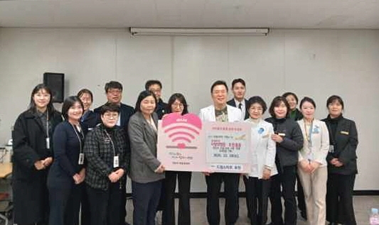 이길재 칠석의료재단 사랑의병원 병원장(오른쪽 다섯번째)이 10일 드림스타트 취약계층 아동을 위한 300만 원 상당의 운동화 교환권을 기탁하고 있다.