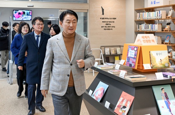 김동근 시장이 12월 11일 의정부1동 주민센터 1층에 마련된 주민 공유공간을 둘러보고 있다.