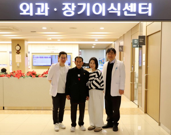 (좌측부터) 순천향대학교 부천병원 간담췌외과 이옥주 교수, 고영화 씨·고혜진 씨 부녀, 정재홍 장기이식센터장