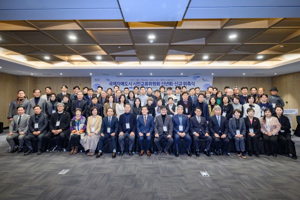 지난 1월 열린 ‘수원시 국제자매도시 시민교류위원회 신년회·신규 위촉식’에서 이재준 수원시장(앞줄 왼쪽 8번째)과 위원들이 함께하고 있다.