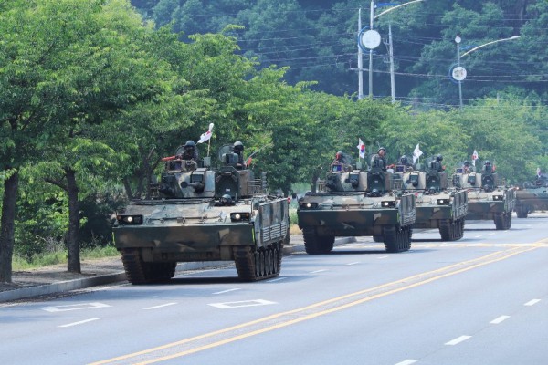 육군 8기동사단 K21장갑차가 기동하고 있다.