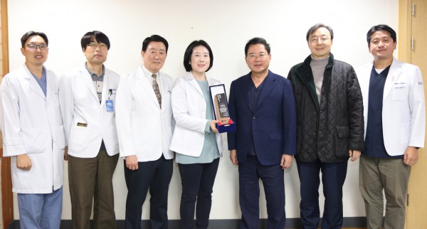 강남구 의료관광 협력기관 우수기관 인증패 수여 기념 사진 (좌측부터 : 정용욱 교육수련부장, 이경진 진료부장, 한세열 난임센터 총괄원장, 김민경 국제진료소 센터장, 노동영 원장, 차동현 강남차여성병원장, 윤찬석 의료기획실장)