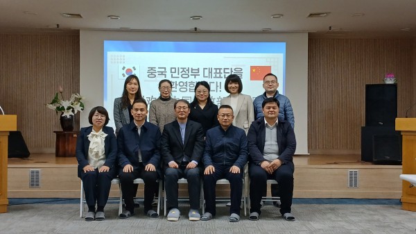 수원시를 방문한 중국 민정부 대표단이 기념촬영을 하고 있다.
