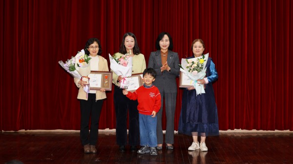 이선희 문화체육관광국장(오른쪽 두번째)이 평생비전센터 교육수료식에서 표창장 수상자들과 함께 기념촬영을 하고 있다.