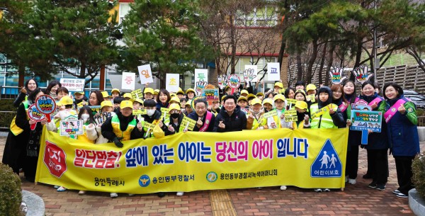 이상일 용인특례시장은 16일 기흥구 중일초에서 등굣길 교통지도 봉사와 함께 통학로 안전을 점검했다.