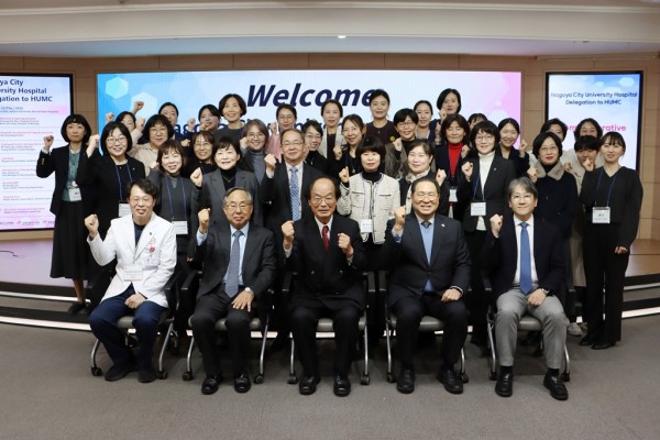 한림대학교성심병원 일송문화홀에서 양 기관 관계자들이 행사 기념 촬영을 하고 있다. (앞줄 왼쪽부터) 김형수 한림대학교성심병원장, 김용선 한림대학교의료원장, 겐지로 고리 나고야시립대학 이사장, 윤희성 학교법인일송학원 이사장, 유경호 한림대학교 의과대학장.