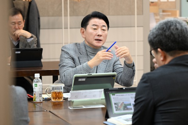 김동근 시장이 12월 17일 시청 회룡홀에서 12월 동장단 정책소통 티타임’을 진행하고 있다.