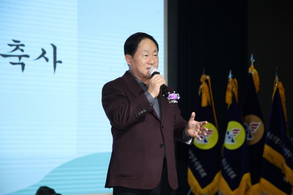 주광덕 시장이 바르게살기운동 남양주시협의회 회원대회에서 축사를 전하고 있다.