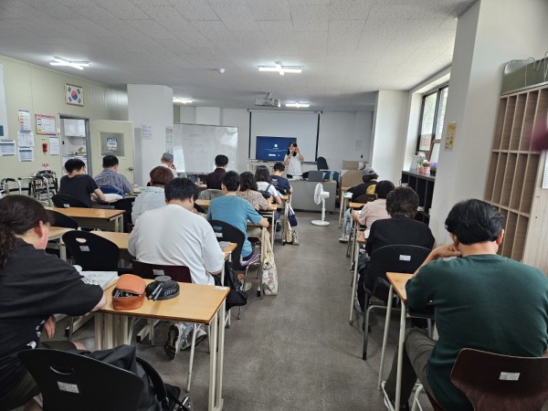 지난 여름, 발달장애인 요양보호사 보조사업 참여자들이 요양보호사 자격증 취득 과정에 도전하여 교육받고 있는 모습 
