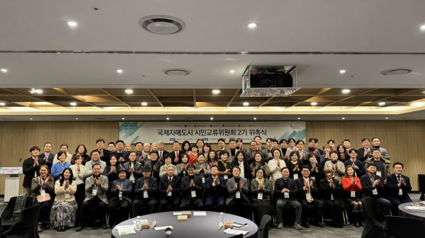 김현수 수원특례시 제1부시장과 국제자매도시 시민교류위원회 2기 위원들이 기념촬영을 하고 있다. 