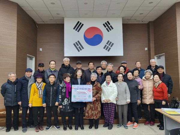신갈동 노인회가 이웃돕기 성금을 기탁했다.