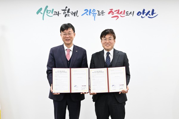 이민근 안산시장(왼쪽)이 19일 맘스커리어 대표(오른쪽)와 ‘세 자녀 이상 가정 출산지원 업무협약’을 맺고 함께 기념촬영을 하고 있다.