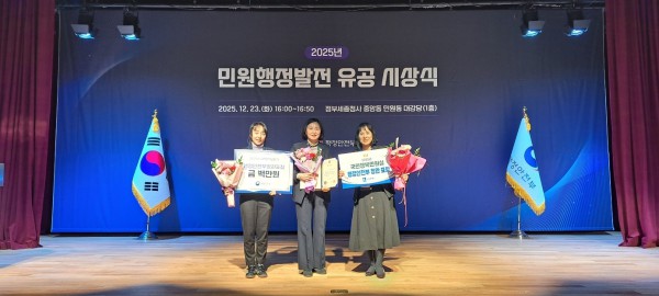 수상 후 수원시 관계자들이 함께하고 있다.