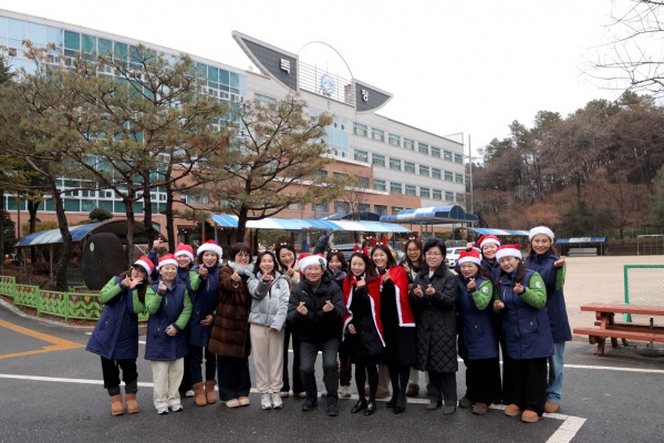  이상일 용인특례시장이 24일 기흥구에 있는 독정초등학교에서 교통지도봉사를 마친 뒤 녹색어머니회 등 관계자들과 기념사진 촬영을 하고 있다.