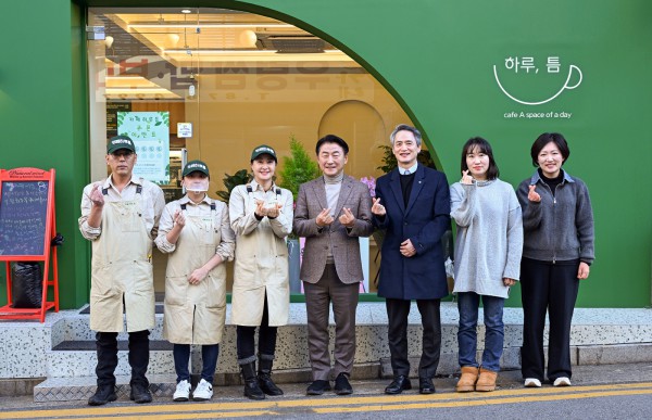 김동근 시장이 12월 26일 ‘돌봄, 삶의 현장’의 일환으로 자활기업 카페 ‘하루틈’을 방문해 기념촬영을 하고 있다.