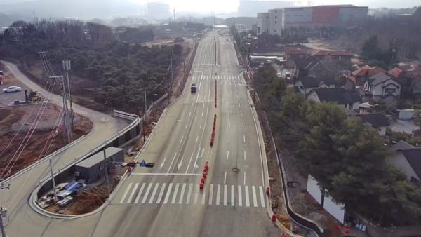 용인특례시는 31일 보개원삼로 1.88㎞ 구간을 기존 왕복 2차로에서 4차로로 임시 확장 개통했다