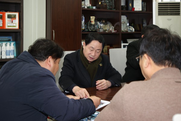 관내 기업의 애로사항을 청취 중인 주광덕 시장