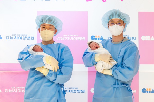 강남차여성병원에서 태어난 2026년 새해 첫 아기 쨈이(엄마 황은정씨, 아빠 윤성민씨)와 도리(엄마 황혜련씨, 아빠 정동규씨)가 아빠 품에 안겨 있다.